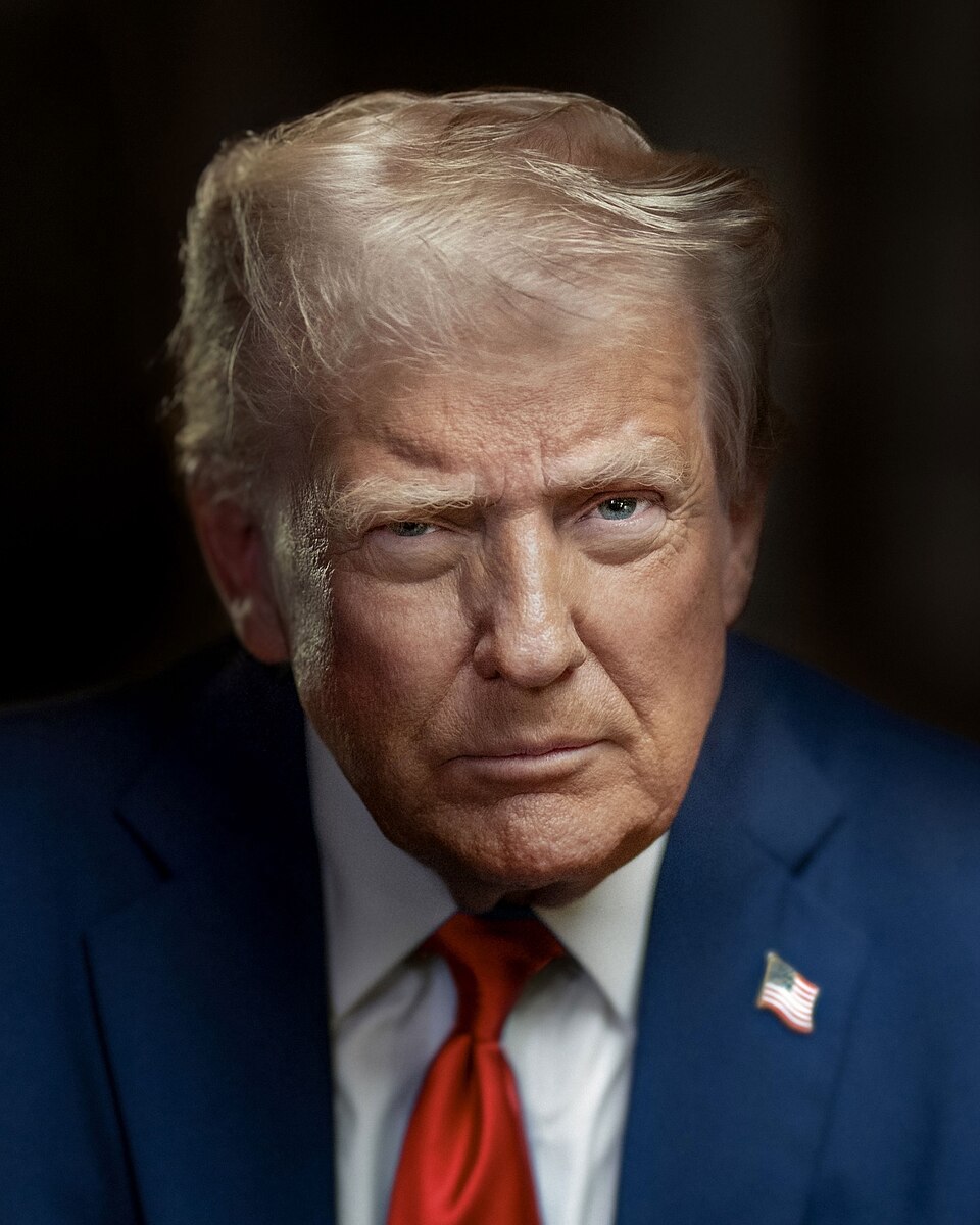 Foto av Donald Trump framför amerikanska flaggor